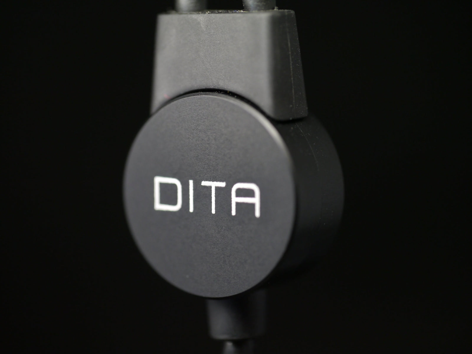 (未使用･未開封品)　DITA 密閉型イヤホン Answer Truth マットゴールド  ANSWER-TRUTH-GLD df5ndr3 BARKS編集部レビュー】DITA ANSWER、上質が生み出す必然の高音質